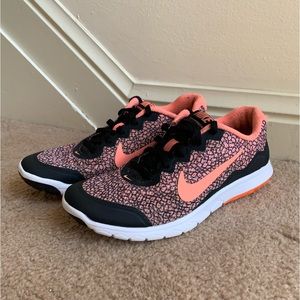 Nike black/coral tennis shoes | sz. 7.5